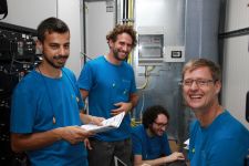 QINOUS Ingenieure im Batterieraum.JPG
